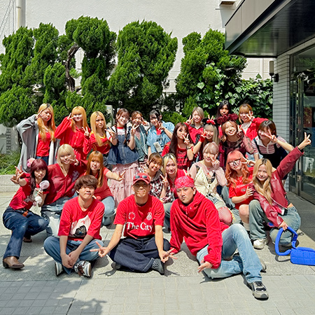 ドレスコードを赤に決めて登校した日の織田ファッション専門学校ファッションビジネス科学生