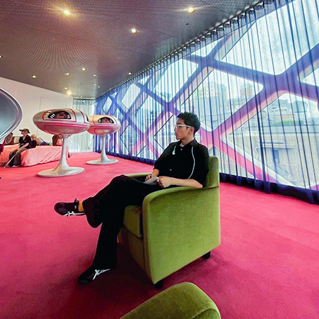 校外授業で展覧会を訪れた織田ファッション専門学校ファッションビジネス科学生