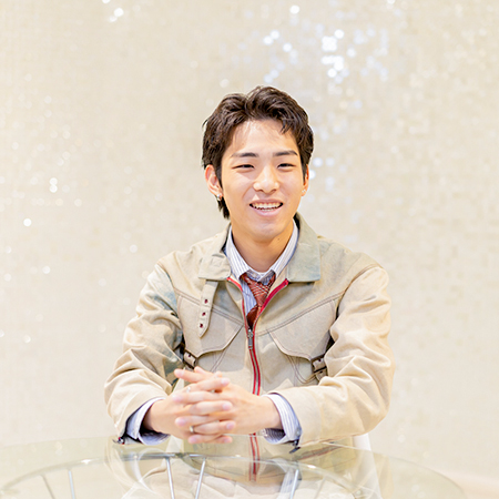 インタビューを受ける織田ファッション専門学校ファッションビジネス科学生