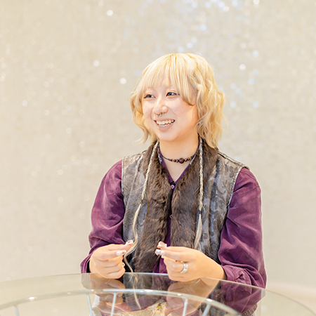 インタビューに応える織田ファッション専門学校ファッションデザイン科学生