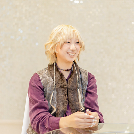 インタビューを受ける織田ファッション専門学校ファッションデザイン科学生