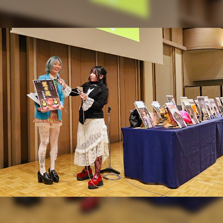 ビンゴ大会で1位を獲得した織田ファッション専門学校の学生