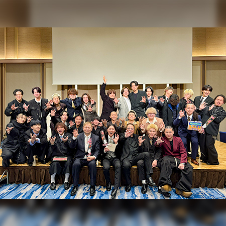 卒業パーティーで記念撮影をする織田ファッション専門学校の学生