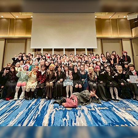 今年度卒業する織田ファッション専門学校学生の集合写真