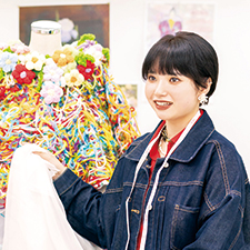 デザインの説明をする織田ファッション専門学校ファッションデザイン科学生