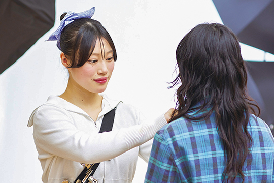 スタイリングをする織田ファッション専門学校スタイリスト科学生