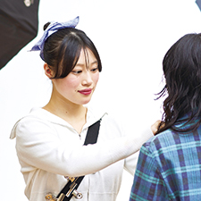 スタイリングをする織田ファッション専門学校スタイリスト科学生