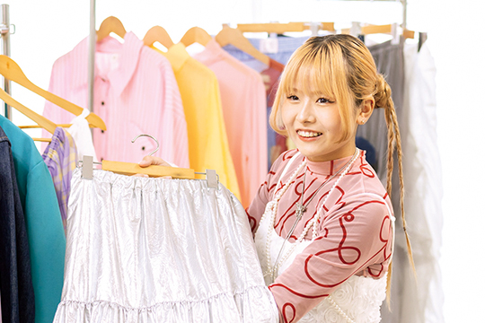 プレゼンをする織田ファッション専門学校ファッションビジネス科学生