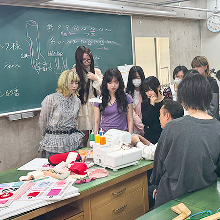 ミシンの使い方を学ぶ織田ファッション専門学校ファッションデザイン科ファッションテクニカル科学生