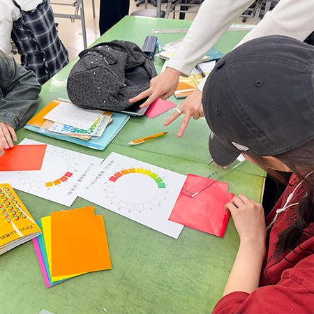 色紙でカラーを学ぶ織田ファッション専門学校スタイリスト科ファッションビジネス科学生