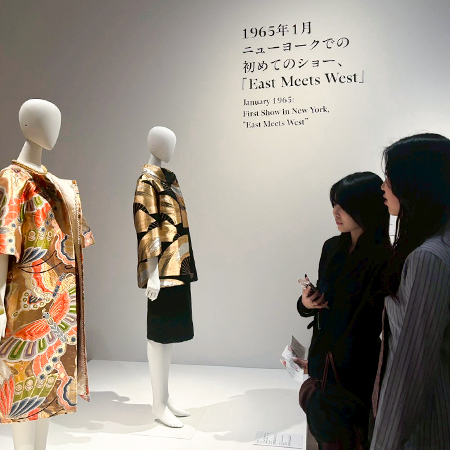 展覧会を見学する織田ファッション専門学校ファッションデザイン科ファッションテクニカル科学生