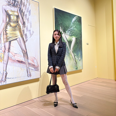 作品の前で写真を撮る織田ファッション専門学校ファッションビジネス専門課程学生
