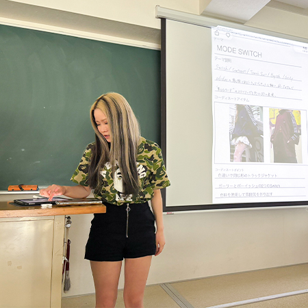 制作したポスターについてプレゼンテーションする織田ファッション専門学校スタイリスト科学生