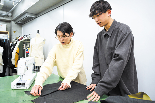 織田ファッション専門学校ファッションテクニカル科学生を指導する教員