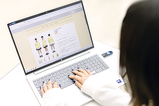 ECサイトについて学ぶ織田ファッション専門学校ファッションビジネス科学生