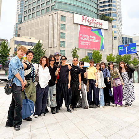 韓国ソウルの東大門で集合写真を撮る織田ファッション専門学校マーチャンダイジング研究科学生