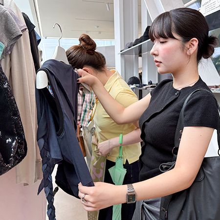 WEBショップで販売する商品の買い付けを行う織田ファッション専門学校マーチャンダイジング研究科学生