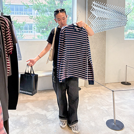 服のサイズを確かめている織田ファッション専門学校マーチャンダイジング研究科学生