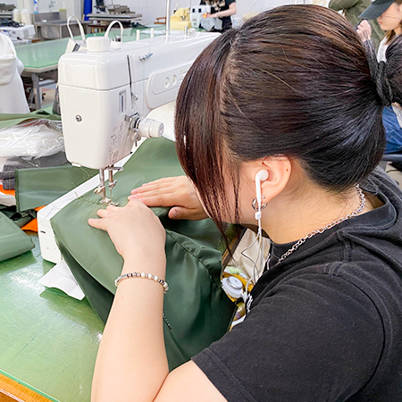 ミシンで縫製を行う織田ファッション専門学校ファッションデザイン科2年生