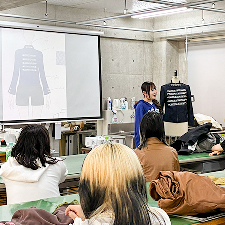 製作したデザインジャケットについてプレゼンを行う織田ファッション専門学校ファッションデザイン科2年生