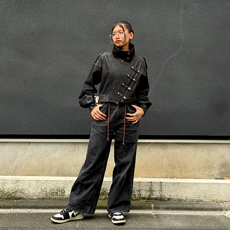 ブラックデニムの自作ジャケットを着た織田ファッション専門学校ファッションデザイン科2年生
