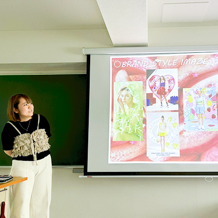 オリジナルブランドについてプレゼンテーションを行う織田ファッション専門学校ファッションビジネス科2年生