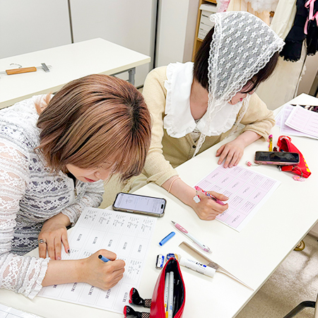 ファッションマガジン用の下げ札を作成する織田ファッション専門学校スタイリスト科2年生