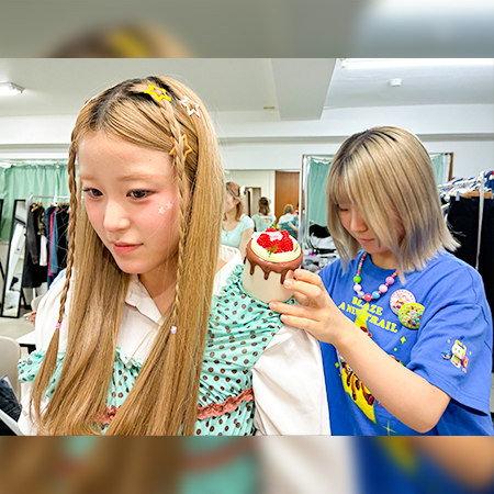 モデルにスタイリングを行う織田ファッション専門学校スタイリスト科2年生