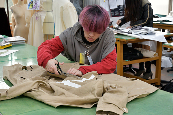 服飾をしている織田ファッション専門学校の学生